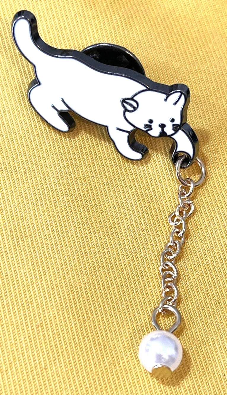 NWOT White Cat Brooch Lapel Pin Enamel Gold Toned Dangling Pearl Cute Animal
